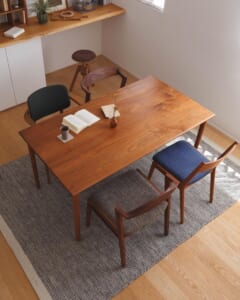 細くて丸い脚の無垢材ダイニングテーブル / 天然木の色合いや質感を存分に楽しめるダイニングテーブルです。