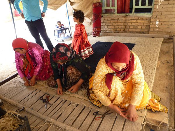 ギャッベを織る遊牧民の女性たち