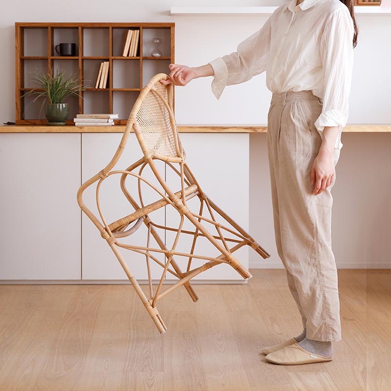 女性でも指一本で持ち上げられるラタンチェア北欧デザイン 籐椅子