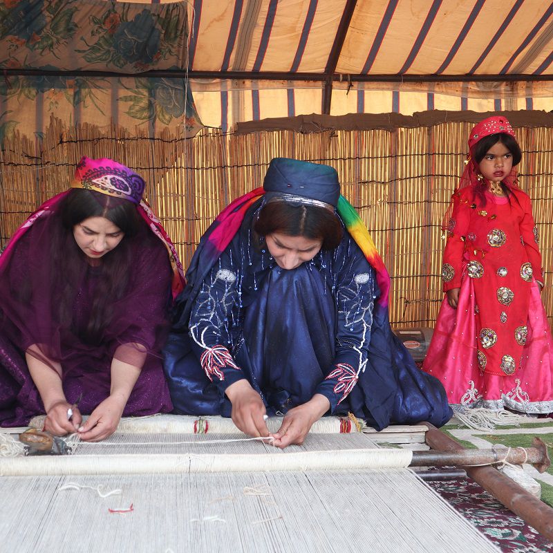 カシュガイ族の女性がギャッベを織る様子