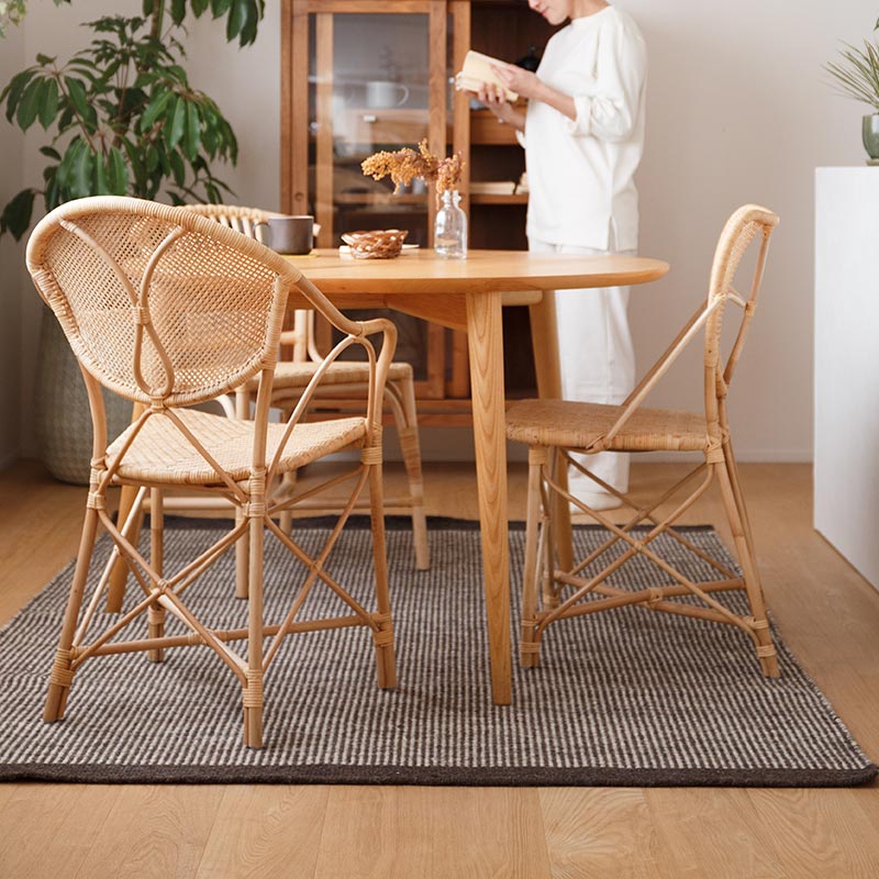 女性でも指一本で持ち上げられるラタンチェア北欧デザイン 籐椅子