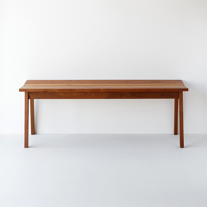 お尻にフィットする無垢のベンチ