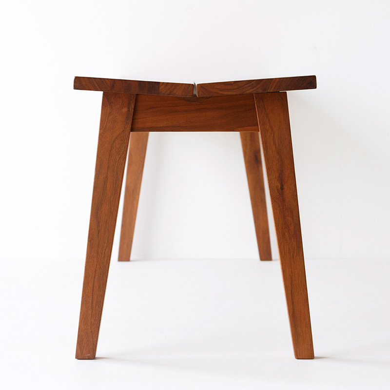 お尻にフィットする無垢のベンチ