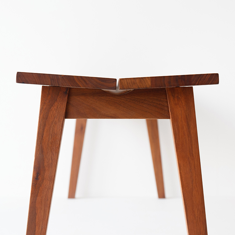 お尻にフィットする無垢のベンチ