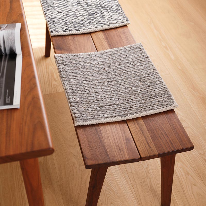 お尻にフィットする無垢のベンチ