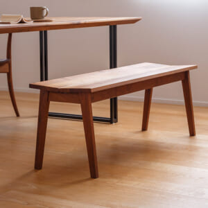 お尻にフィットする無垢のベンチ