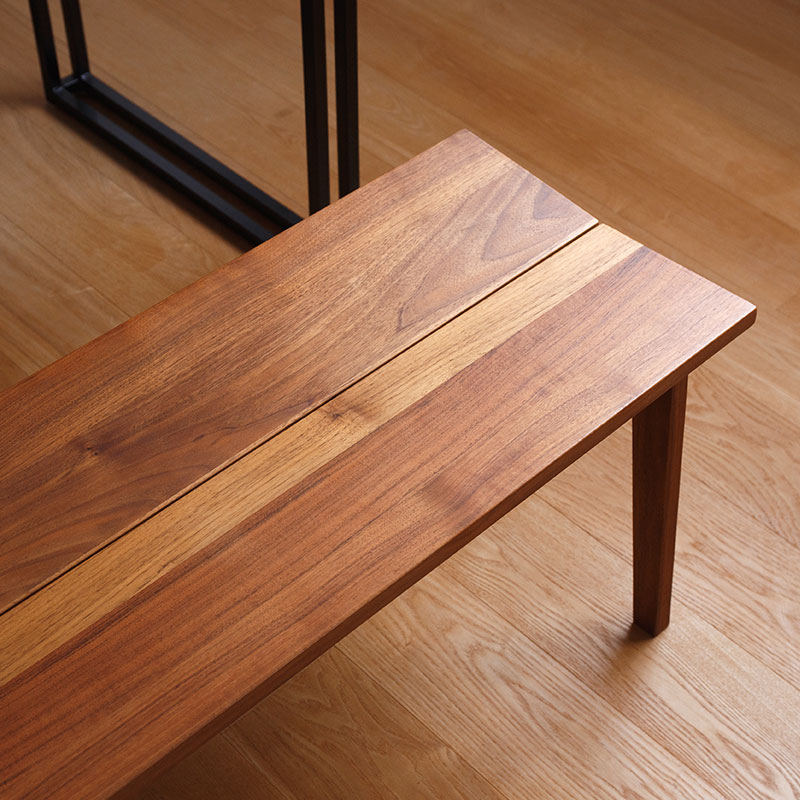 お尻にフィットする無垢のベンチ