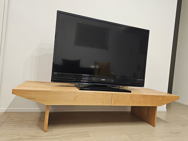 シャープなテレビボード