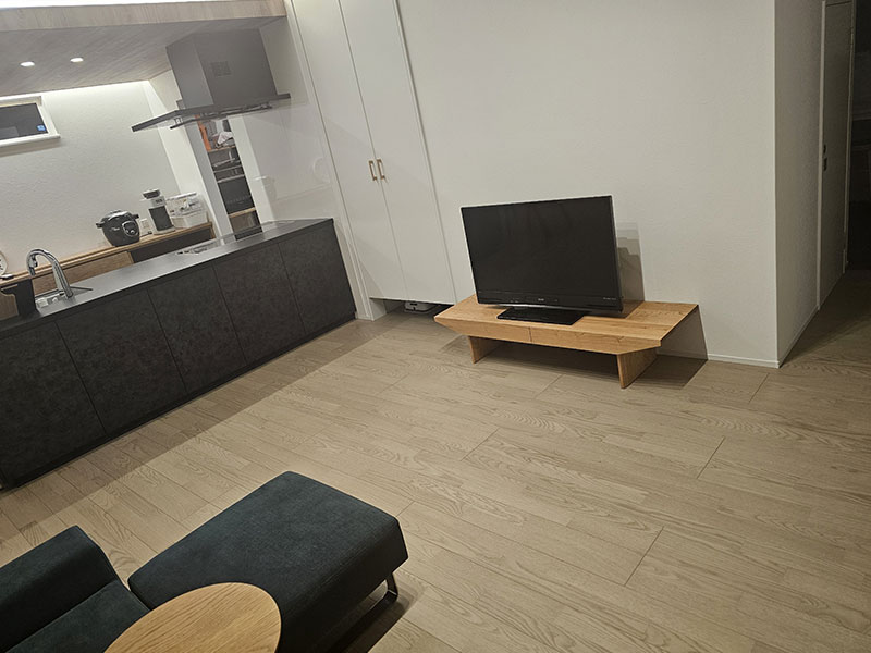 シャープなテレビボード