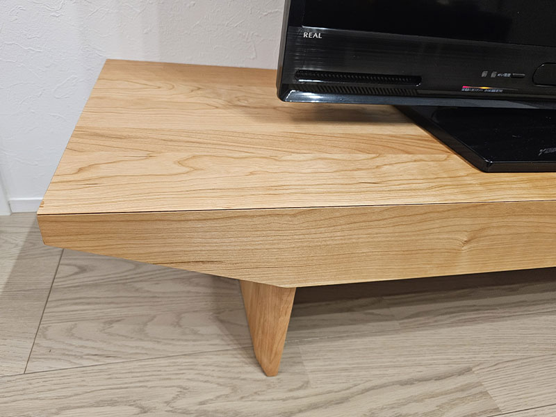 シャープなテレビボード