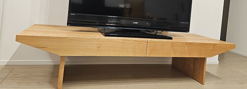 シャープなテレビボード