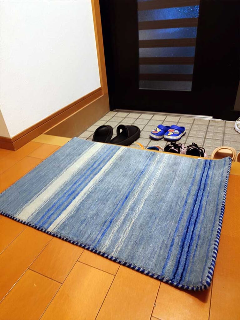 [ハグみじゅうたん®] てざわりいろはシリーズ 上質ウールの天然素材玄関マット [ハグみじゅうたん] しずく / ER6504BLE