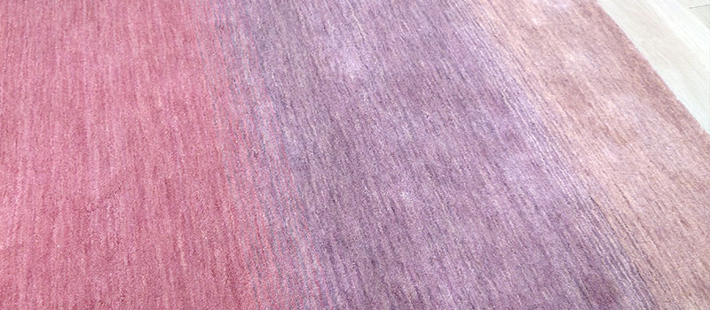 [ハグみじゅうたん@] てざわりハーモニーシリーズ 天然ウールを手仕事で織り上げたカラフル風水ラグ / アムレット (パープル) / ER6302