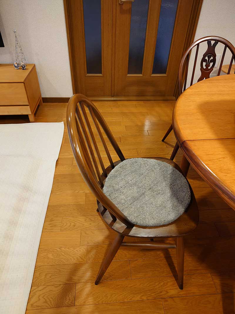 上質ウールの円形シートクッション チェアパット 厚手 [ナチュラルグレー(ライトグレー) / HK02JC]