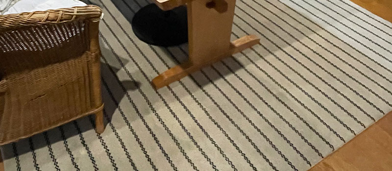 [ハグみじゅうたん®] てざわりアーバンシリーズ ナチュラルモダンな厚手ウールラグ [てざわりステッチボーダー(アイボリー・ブラック)] / ER625