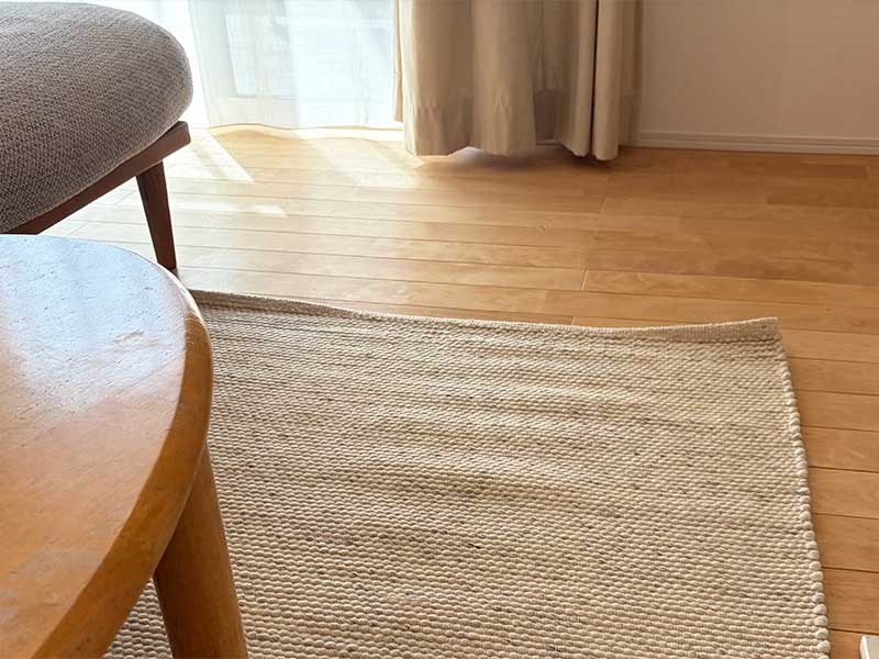 Blend（ブレンド）シリーズ アイボリーの天然素材ウールラグ / リバーシブルの薄手ウール絨毯 [ブレンドW アイボリー / J2109VR]