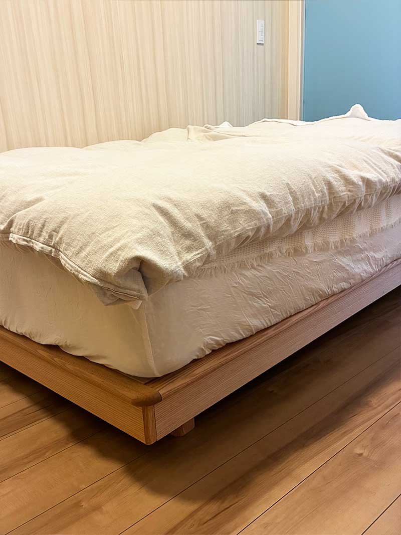 やさしい角丸の無垢材ベッドフレーム