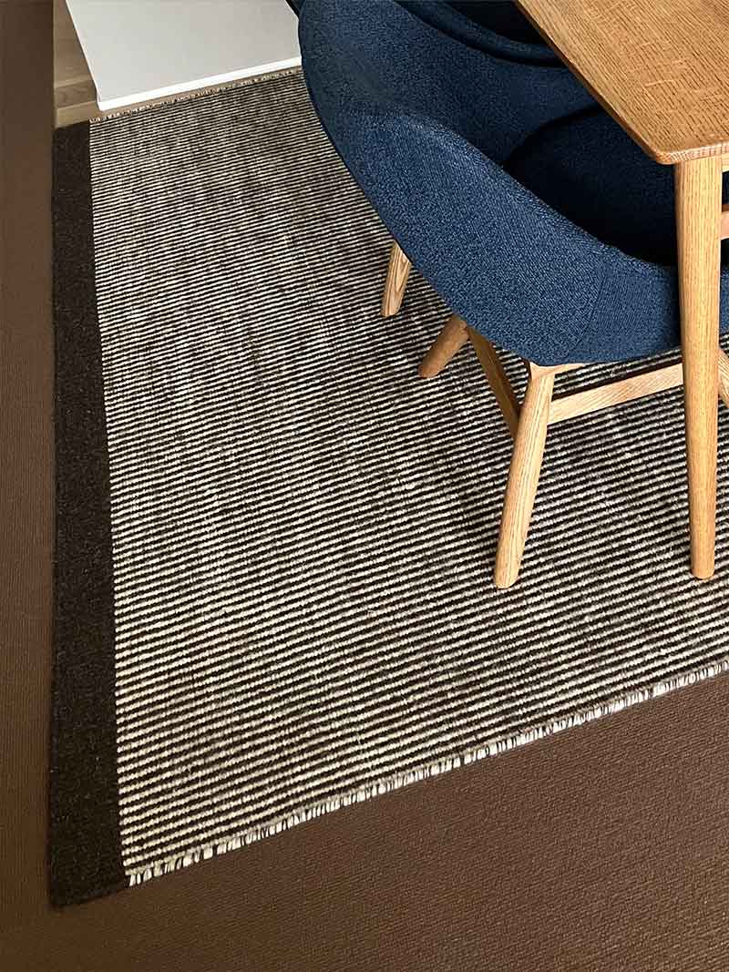 Plant（プラント）シリーズ ブラウンの天然素材のウールラグ / リバーシブルの薄手ウール絨毯 [プラント ブラウン / WN861]