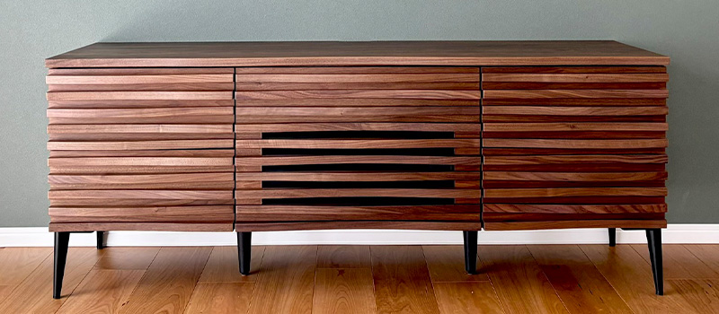 天然木のルーバーTVボード（脚タイプ）