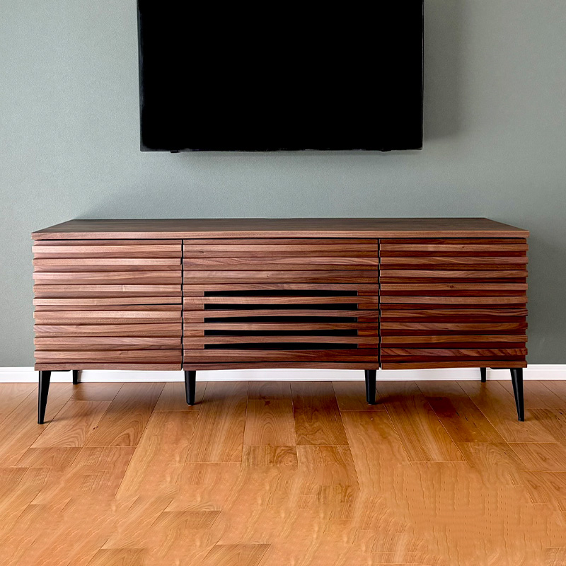 天然木のルーバーTVボード（脚タイプ）