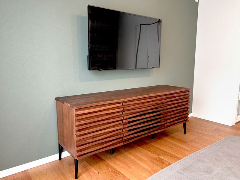 天然木のルーバーTVボード（脚タイプ）