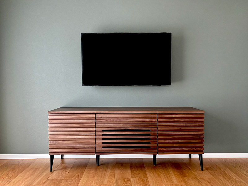 天然木のルーバーTVボード（脚タイプ）