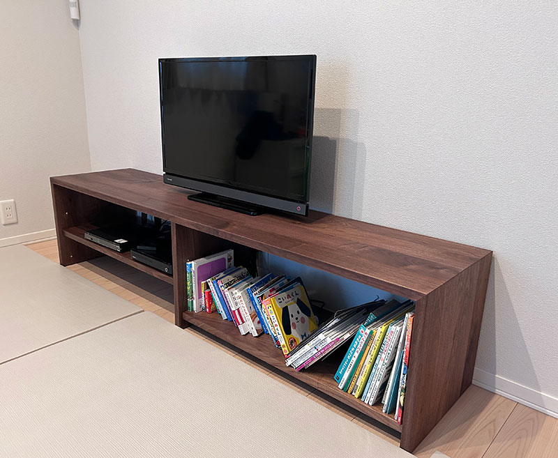 本棚やベンチにもなるオープンテレビボード