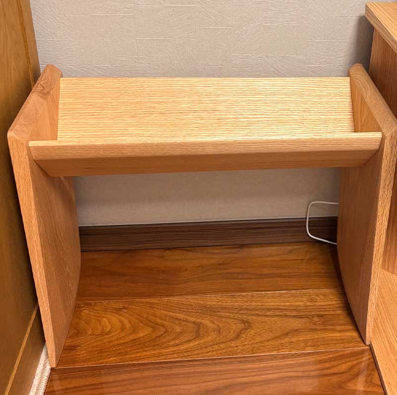 ブックスタンドにもなるサイドテーブル